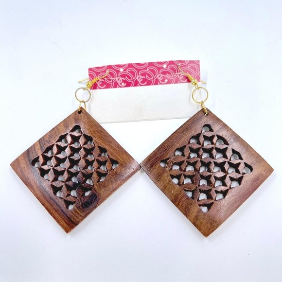 NWT – Charming Charlie – Wooden Square Lattice Gold Tone Fishhook 3.5” Earrings - Picture 6 of 8